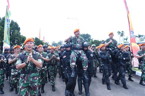 Sebagai pucuk pimpinan, panglima adalah seseorang yang mempunyai wewenang komando operasional militer untuk menggerakkan pasukan. Panglima TNI : Prajurit Korpaskhas Menjadi Yang Terdepan ...