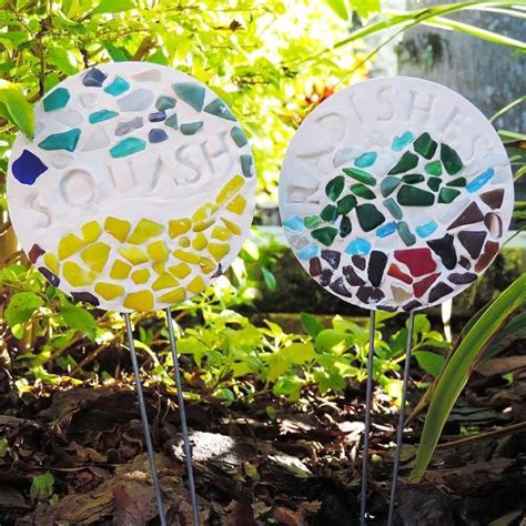 Manchmal liegt der zauber darin, etwas neues zu wagen. Gartenstecker aus Gips und bunten Steinen in 2020 | Gartenstecker, Mosaikgarten, Garten deko