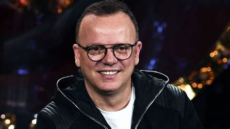 Ha soltanto quattro anni quando il padre, costretto a trasferirsi spesso in venezuela per assicurare una vita decorosa alla sua famiglia, gli. Gigi D'Alessio, il grande gesto ha lasciato i suoi fan ...