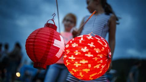 Silvesterfeuerwerk ist natürich auch dasselbe wie feuerwerk 1 august, ihr shop für professionelles feuerwerk. Funken, Feuerwerk und Festreden: So feiern Ostschweizer ...