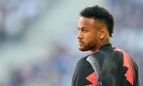 nejˈmaʁ dɐ ˈsiwvɐ ˈsɐ̃tus ˈʒũɲoʁ; If Barça wants to sign to Neymar, will have to surpass a lot of obstacles
