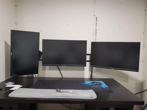 A Complete Guide To Triple Monitor Setup On A Small Desk