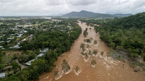 Queensland Floods Towns Isolated As Supplies Dwindle And Rain Eases