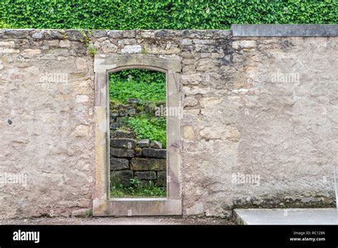 Hedge And Brick Wall Hi Res Stock Photography And Images Alamy