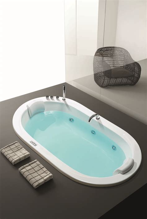 Parts containing live parts must be inaccessible to a person in the bath. Whirlpoolwannen | HBH Wellness