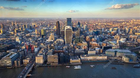 Londres, Angleterre - Vue aérienne de la ville de Londres au coucher du