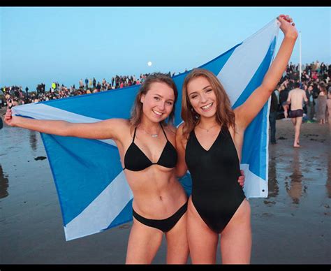 May Day Skinny Dip Students Strip Off To Celebrate May Day Daily Star