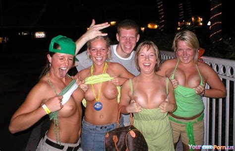 4 Partygirls Flash Their Tits Whats Wrong With That Dude