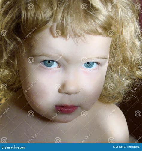 Retrato Da Menina Curly Pequena Imagem De Stock Imagem De Fofofo