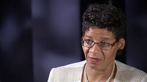 sandra bland s mother speaks exclusively to abc 13 abc7 los angeles