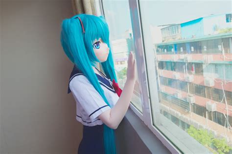 hình ảnh con gái dễ thương fujifilm ngồi trong nhà màu xanh da trời quần áo đối mặt
