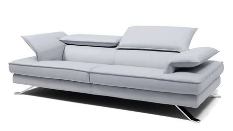 I divani a due o tre posti sono gli imbottiti ideali per un soggiorno di dimensioni contenute. Divano due posti in pelle bianca, modello Iris