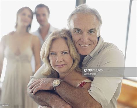 Couple Dâge Mûr Avec Jeune Couple En Arrièreplan Photo Getty Images