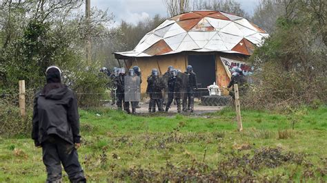 en direct notre dame des landes tout ce qui est évacuable a été évacué assure macron sur