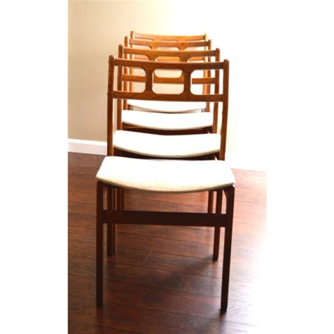The table has extendable leaves. Mid-Century Modern Teak Dining Chairs - Set of 4 | Chairish