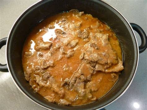 El fricandó es un plato tradicional de la cocina catalana que se hace a base de filetes finos de carne de ternera y que casi siempre tiene setas (típicamente perrochicos o moixernons, pero pueden ser senderuelas, cepas, setas, níscalos u otros). Fricandó, Gastronomia catalana | Recetas de cocina, Platos ...