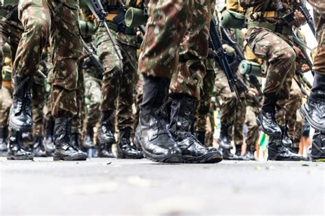 Baja Vista De Los Soldados Del Ejército Marchando El Día De La