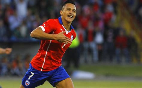 Clemente montes, joven valor de universidad católica, se refirió a su llamado a la selección chilena para los duelos clasificatorios ante argentina y bolivia, señalando sentirse contento por la oportunidad de poder entrenar y aprender con los referentes de la generación dorada. La selección chilena va por el bicampeonato