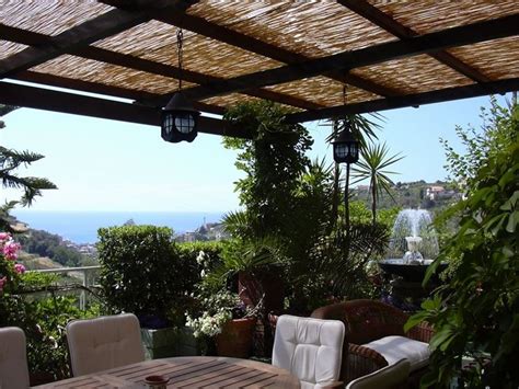Ancor di più in una veranda aperta l'arredamento deve essere quello tipico di un giardino o di un terrazzo: Terrazze e giardini - Mobili da giardino - Piante per ...