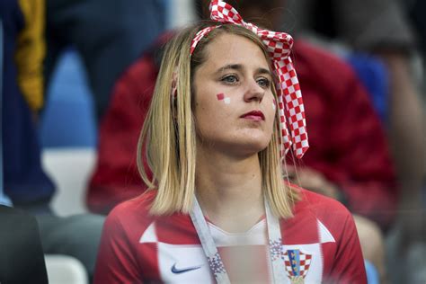 又到了全世界四年一度的足球界盛事，這次的 2018 fifa 世界盃足球賽即將於 2018 年 6 月 14 日~ 7 月 15 日，連續 32 天於俄羅斯舉辦，本篇文章也幫大家整理了世足. 「民族尊嚴」與「純粹足球」：綠茵場上的雙重虛構｜綠茵場上｜深度｜端傳媒 Initium Media