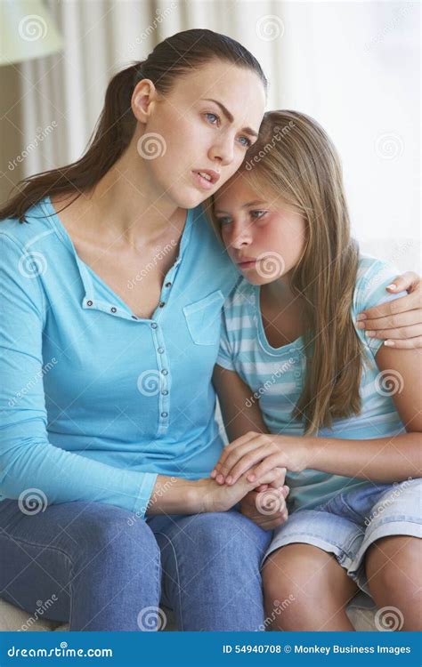madre que conforta a la hija en casa foto de archivo imagen de madre amoroso 54940708