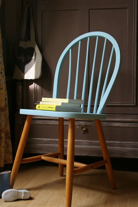 Les dossiers des chaises ont été revisités et plaqués d'adhésifs plastifiés mat aux motifs colorés de ma création. Épinglé sur chaises relooké