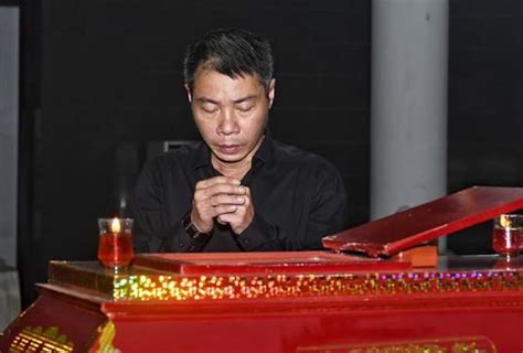 Nsnd hoàng dũng sinh năm 1956. Nghệ sĩ Việt đến dự đám tang NSƯT Hoàng Yến và chia buồn ...