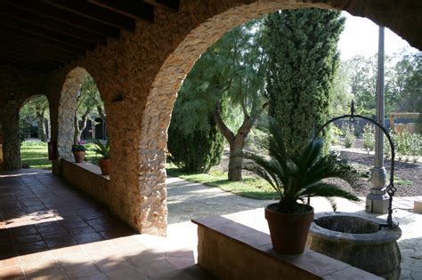 También está cerca de la sagrada familia de gaudí, donde contemplar arquitectura modernista, y el hospital modernista de santa pau. HOTEL MAS PAU Avinyonet de Puigventos - Gerona