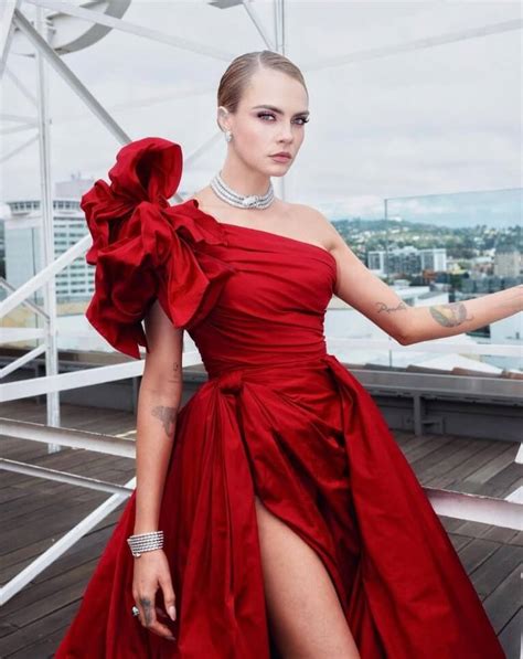 Cara Delevingne Shines In The Regal Red Gown At Oscars Clothes Planet