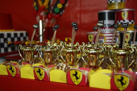 Una fiesta a toda velocidad con autos, banderines y escudos! Acuarela: Fiesta Ferrari (Festa Ferrari)