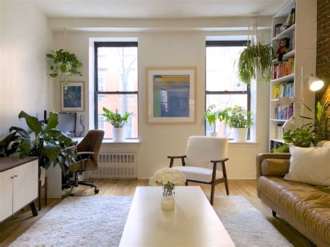 A Small Nyc Apartment Has The Cutest Simple Plant Display Above The Bed
