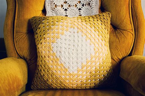 10 Free Crochet Pillow Patterns