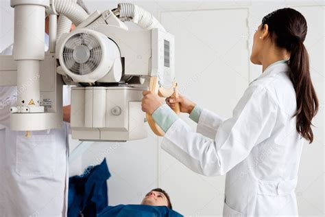 Radi Loga Femenina Que Realiza Radiograf A En Paciente