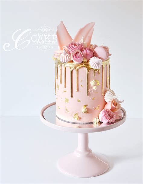 A pretty pink and gold birthday cake with delicate sugar ruffles and edible lace, topped with a glittery 16 topper. POPSUGAR | Tortas bonitas, Ideas de pastel de cumpleaños, Pasteles divertidos