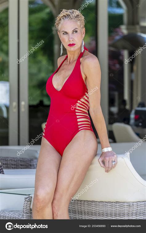 Ein Schönes Reifes Blondes Bikini Model Posiert Freien Der Nähe Stockfotografie Lizenzfreie