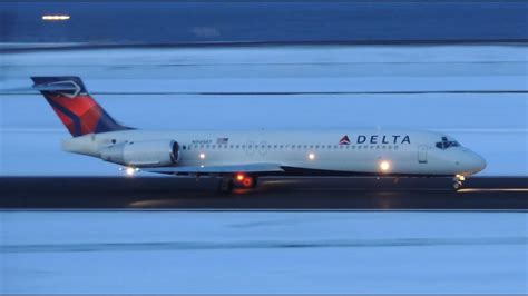 Delta Airlines Boeing 717 200 N949at Takeoff From Pdx Youtube