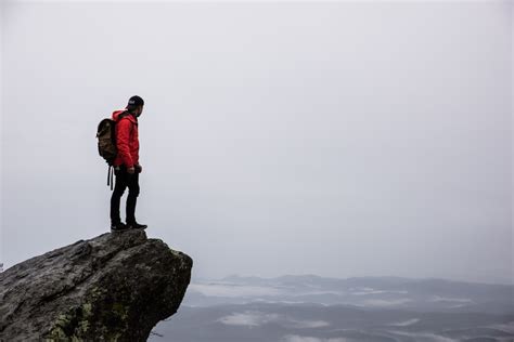 Fotos Gratis Hombre Naturaleza Rock Para Caminar Persona Montaña Nieve Cielo Niebla