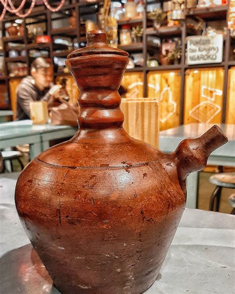 Ikat dengan pita sekaligus berperan sebagai hiasan. Mengenal Jenis Kerajinan Gerabah dari Tanah Liat - Minews ID