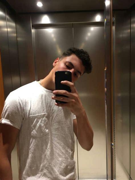 Die bilder können dann mit hashtags versehen werden, damit diese auch gefunden werden und gleichzeitig können andere menschen und freunde. Insta: @oezfurkan #cute#boy#german#mirror#pic#selfie#boys# ...