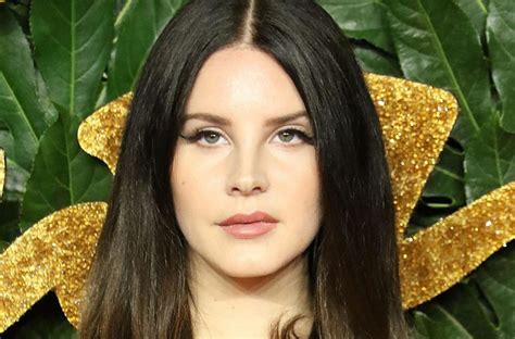 Lana Del Rey Who Gained 66 Ibs In Weight Tried On A Dangerous Outfit