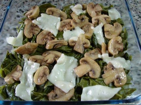 Añadimos las acelgas y lo cocinamos todo junto. acelgas con champiñones