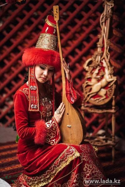 В Актау прошел показ коллекции казахской национальной одежды