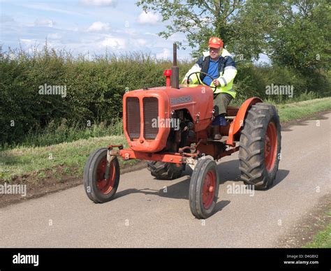 Vintage Allis Chalmers Tractor Hi Res Stock Photography And Images Alamy