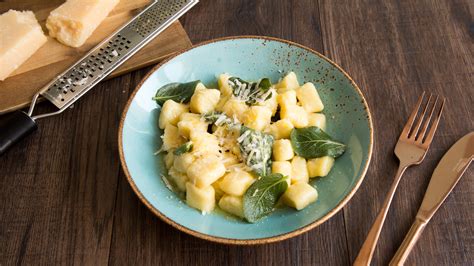 Above there is a transcription of this term and an audio file with correct pronunciation. Selbstgemachte Gnocchi in Salbeibutter