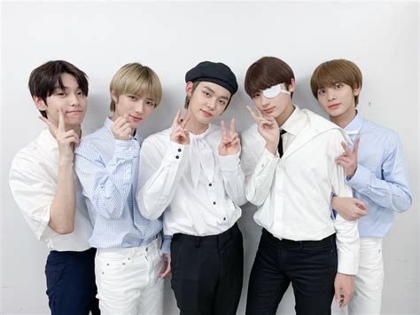 Son zamanlarda, bang pd'nin vietnam'a yanında güzel bir bayanla yaptığı geziden bir fotoğraf yayıldı. Bang Si Hyuk Names The Key Difference Between BTS And TXT ...
