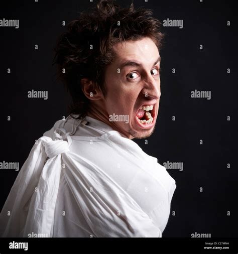 Insane Man In Strait Jacket Screaming In Isolation Stockfoto Lizenzfreies Bild Alamy