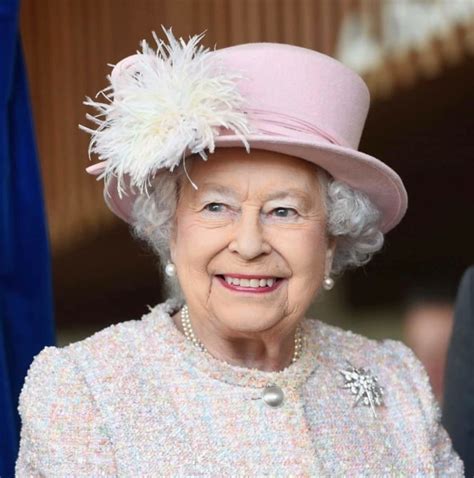 Elizabeth was born in mayfair, london. FOTO Regina Elisabeta a II-a îmbrăcată ca o bătrânică. A ...