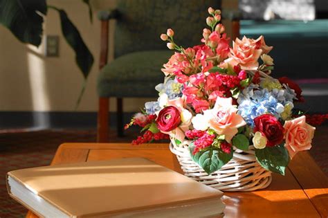 Taplak meja untuk meja buffet ada berbagai ukuran, diantaranya yaitu 3) meletakkan hiasan taplak meja (kain masterpiece). Idea Segera Dekorasi Ruang Tamu | HazlamAnuar