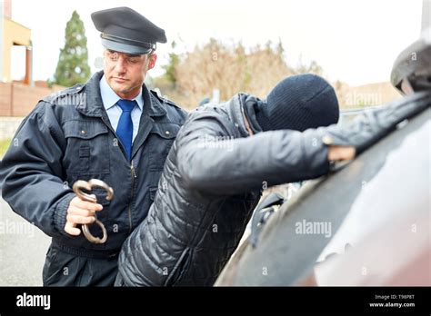 Policía Arrestando Ladrón Fotografías E Imágenes De Alta Resolución Alamy