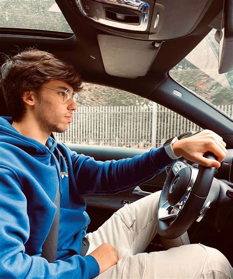 Berdasarkan berbagai unggahannya di instagram, felix tengah membangun hubungan asmara dengan seorang model muda bernama margarida corceiro. João Félix "rouba" acessório a Margarida Corceiro